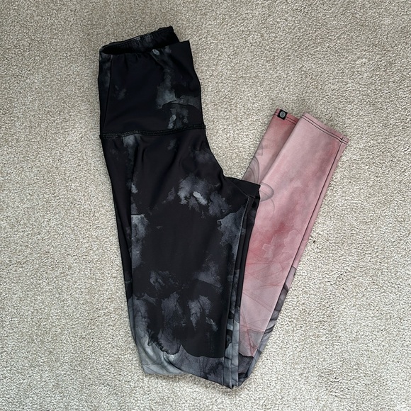 ONZIE // HIGH RISE GRAPHIC LEGGING - SMOKEY size XS - Picture 1 of 6